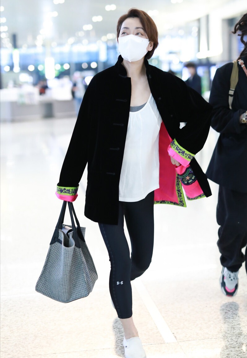 歌坛|毛阿敏快瘦成麻杆!拎2万包穿潮服腰比裤管还细,17岁女儿超美