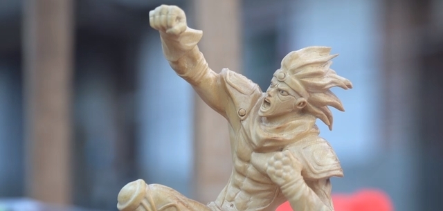 央视发现宝藏up主,72岁用木雕雕刻手办,利威尔,暴龙兽栩栩如生