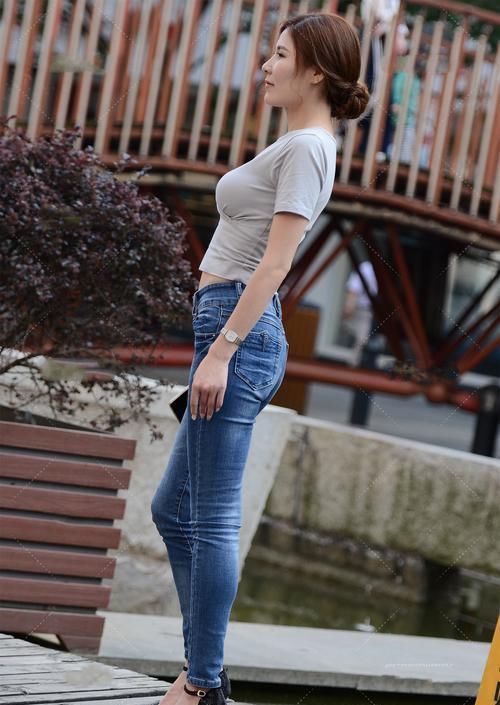 灰色V领短袖搭配牛仔裤,青春时尚,简单大气