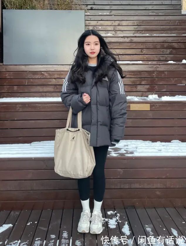 宽松裤 同件黑色羽绒服,配宽松裤和紧身裤有多大差距?看博主示范就知道