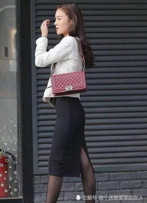 难看|都说苗条身材的女人穿黑丝袜特别美,但你见过连衣短裙配黑丝袜吗,真难看