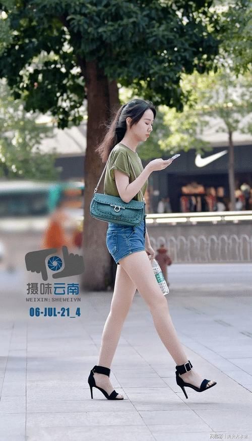高跟鞋|穿出玉足优雅的性感，一字带细高跟凉鞋才经典，自带女人味！