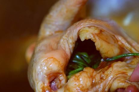  不用一滴水的烧鸡，腌30分钟扔进电饭锅，喷香软烂肉嫩还多汁