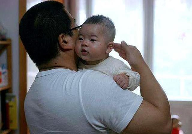 月龄|新生儿骨骼柔软，不同月龄抱法不同，家长抱姿不正确是大忌