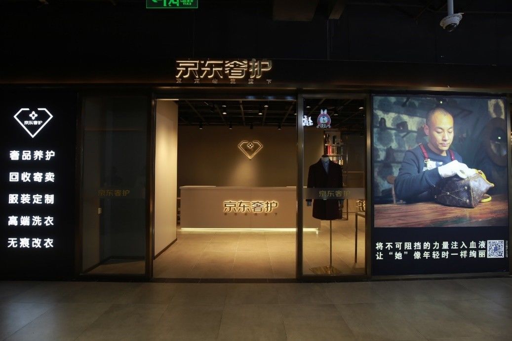 母亲的操作能有多搞笑？北京一女士的奢侈品包被亲妈缝上大红拉链