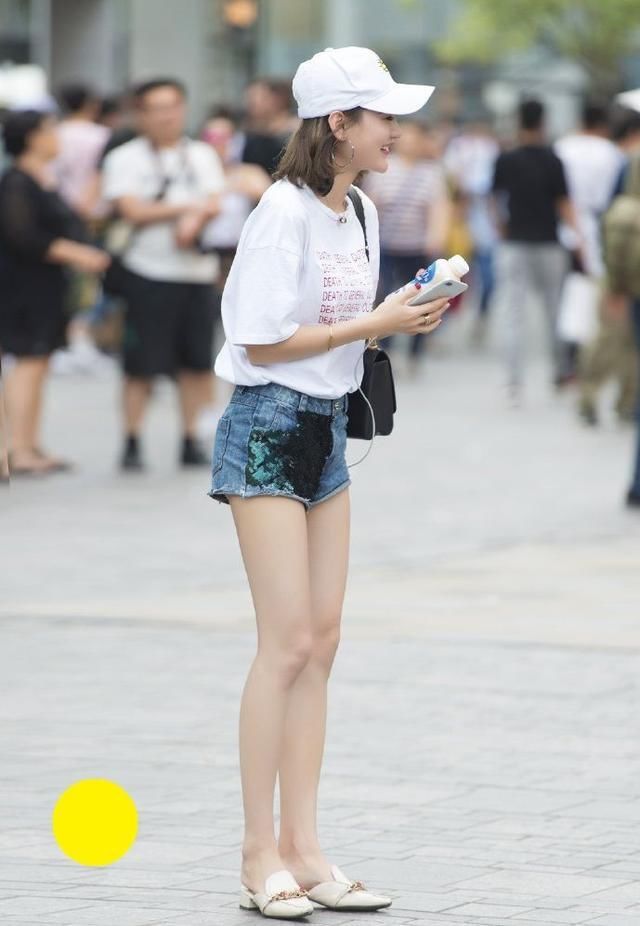 养眼|路人街拍：长腿小姐姐的夏日穿搭，清新养眼笑容迷人