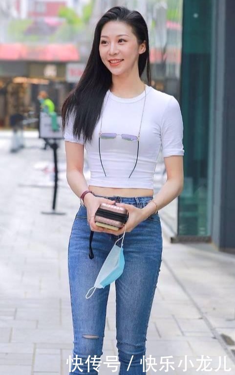 浑身|深蓝牛仔裤,配合仙女可爱的容颜,浑身散发着心动的味道