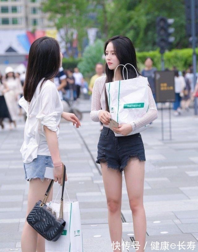 热裤 牛仔打底裤搭配时尚黑色上衣，穿出高级感，打造非常独特的设计感！