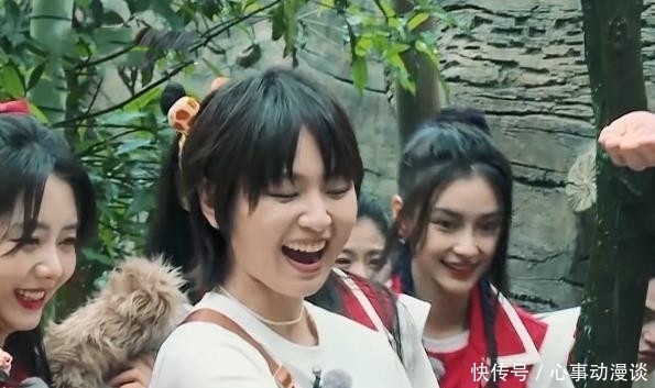 宋雨琦|跑男春游特辑嘉宾以手托鸟,蔡徐坤跟鸟对话,baby躲后面不敢伸手