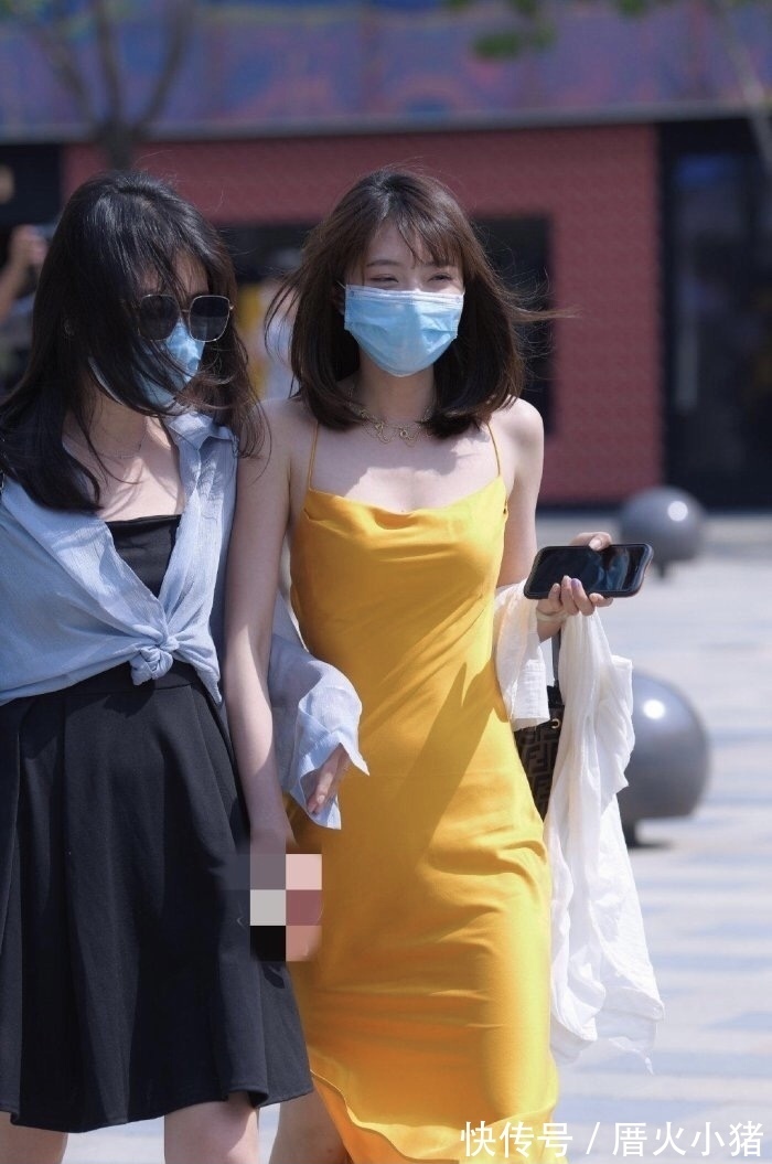 洋气|姑娘真是“时尚扛把子”，身穿长裙很洋气，不选高跟鞋也好抢眼
