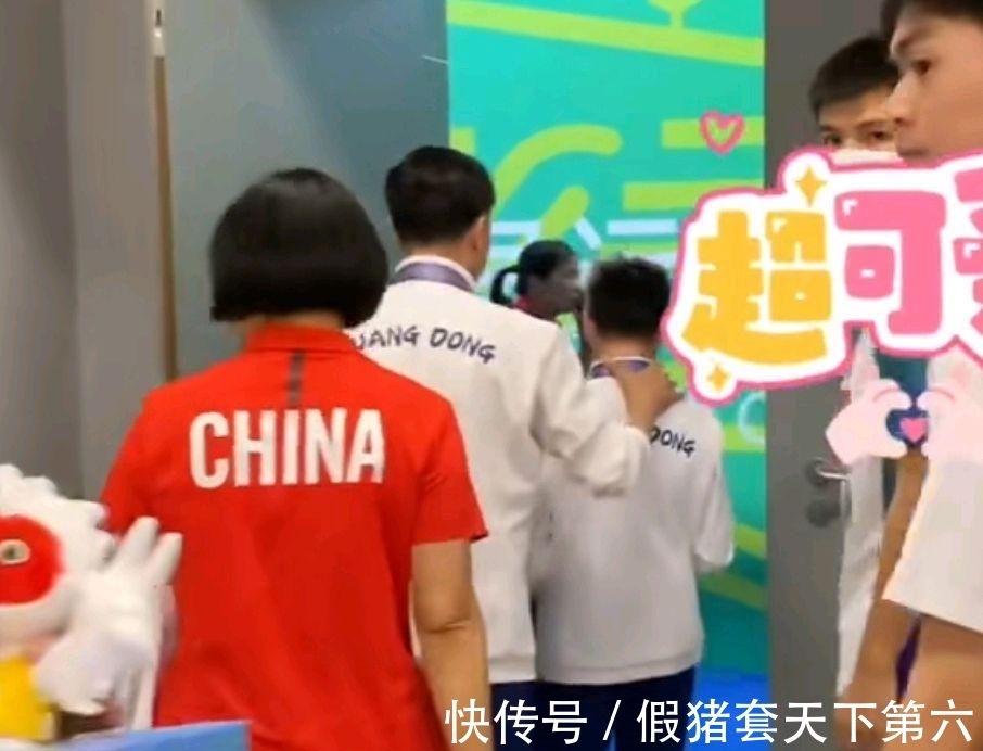 中国跳水队|送礼也得会送!全红婵主动给裁判送礼物,红姐处关系堪称小能手