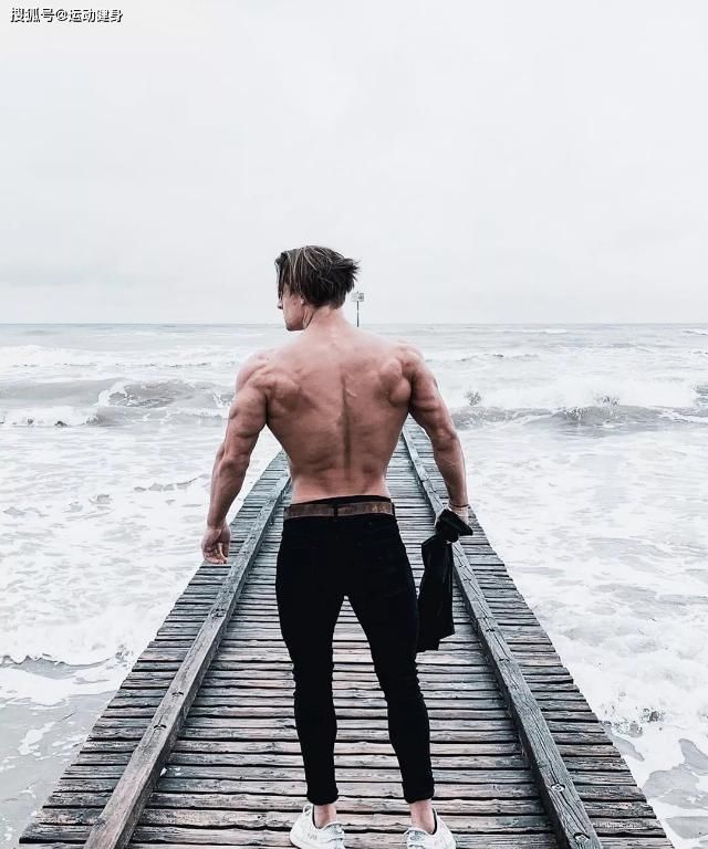 胸肌|臂围45cm，二头肌似小山包的猛汉奶爸，还自带肌肉抽筋绝活