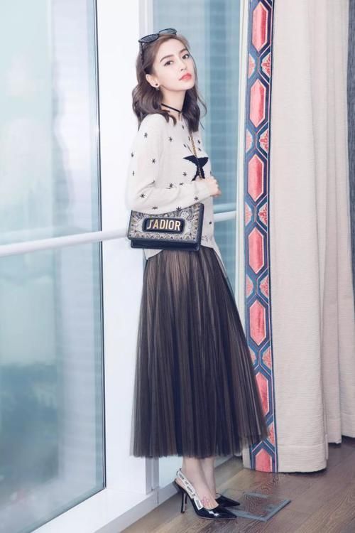 毛衣怎么穿才不显“平庸”？教你四个搭配公式，既时髦又实用