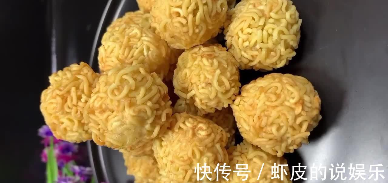 炸香蕉时,没有面包糠怎么办?试试方便面,外酥里香孩子喜欢