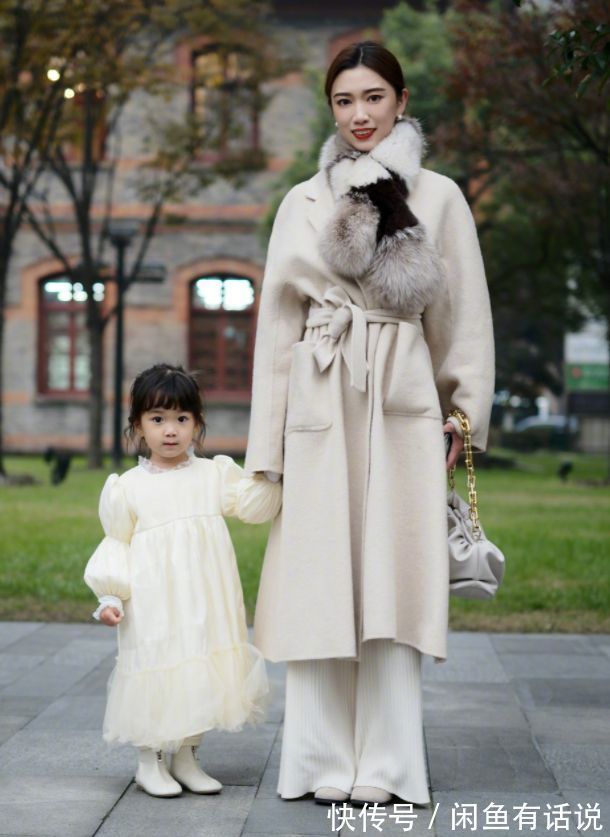 单品 被35岁博主的“母女装”圈粉,妈妈时髦女儿可爱,搭配思路可照搬