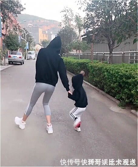 女儿|妈妈带女儿跳舞走红,网友妈妈身材真好,爸爸真有福气