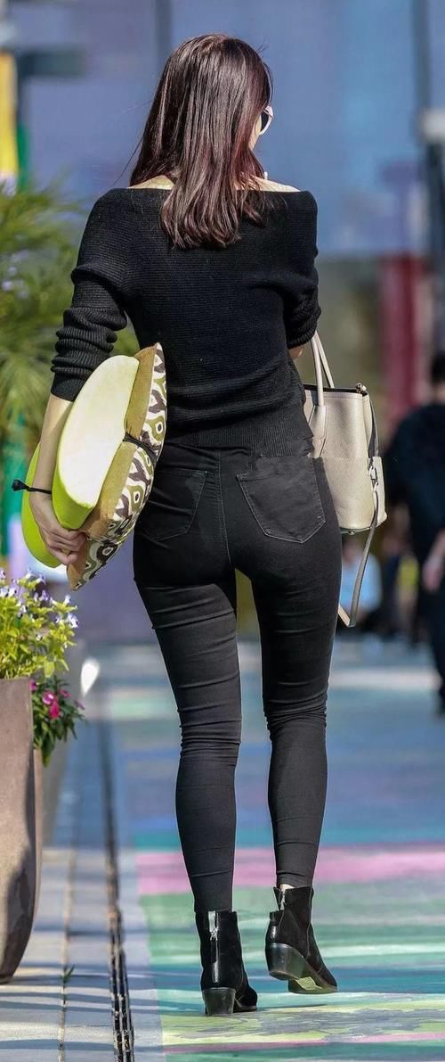 高跟鞋|经典黑色紧身牛仔裤,搭配黑色线衫,完美身材展现的淋漓尽致!