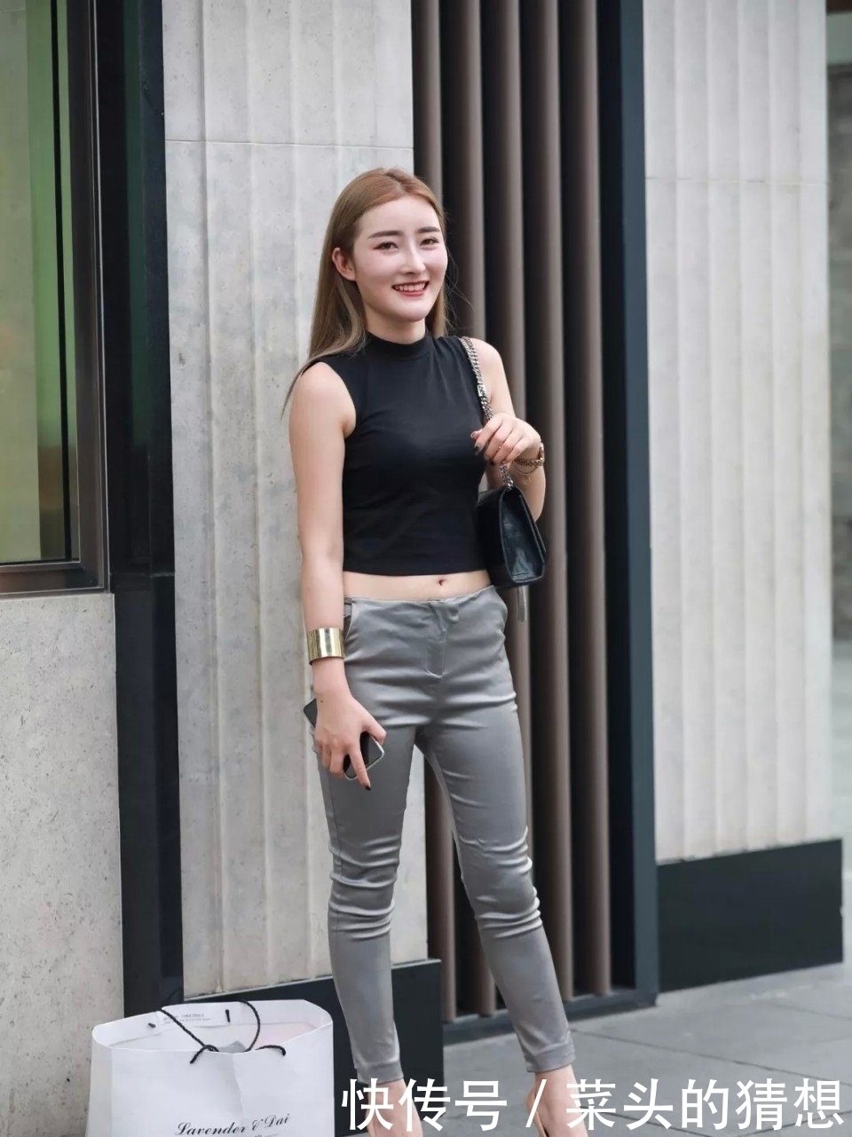 街拍:丰满不等于胖!黑色短背心搭配紧身裤穿出线条美