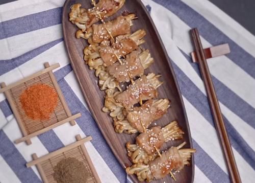 金针菇这样做太美味,搭配里脊肉煎着吃,焦香四溢又营养,真解馋