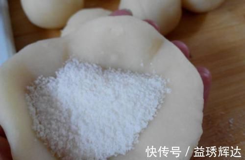 糖液|做炸糖糕，掌握2个技巧，不开裂不漏糖，外酥里软，个个空心