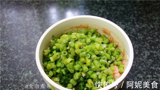 这三种食材放在一起做馅包饺子，鲜甜多汁营养足，快试试去