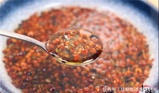 大厨|花椒油不要马上下锅炸,大厨教你一招,又香又麻,比卖的还好吃