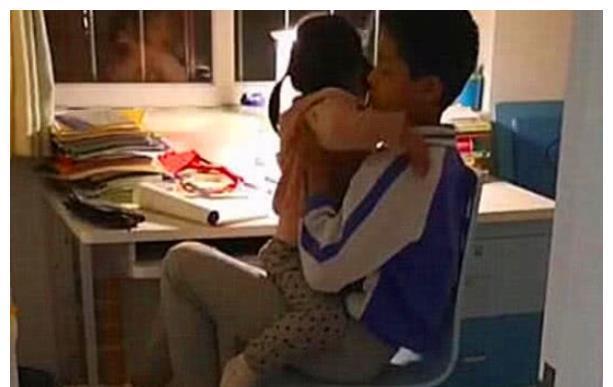 二胎政策|二胎相差13岁,妹妹受委屈就跑哥哥房间,让妈妈不淡定了