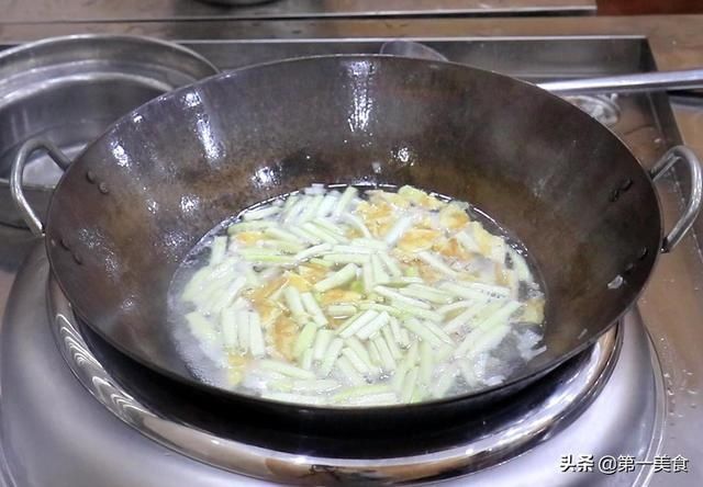 豆腐|一根丝瓜，一块豆腐，搭配两个鸡蛋，厨师长炖成滋补汤，清香营养