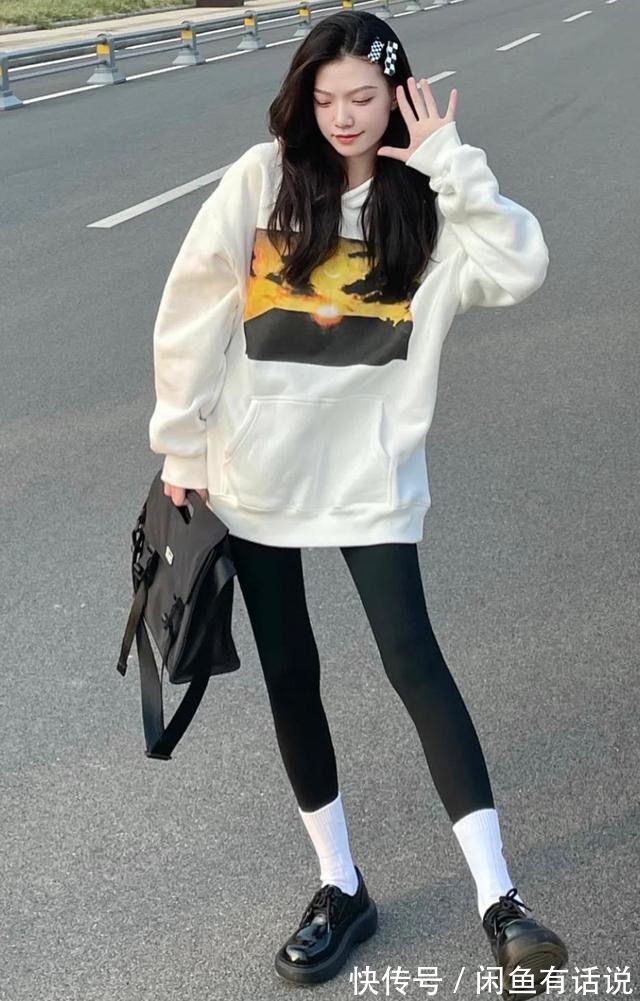 保暖|女人过冬还是绕不开“打底裤”,现在流行搭配中袜穿,保暖又时髦