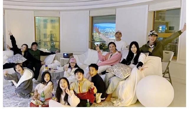 《爸爸5》萌娃重聚，neinei給泡芙補(bǔ)習(xí)英文，max身高超Jasper