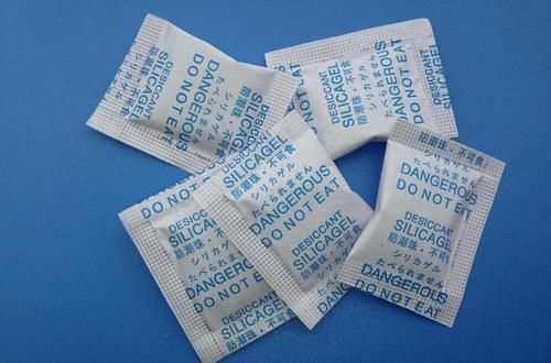 妈妈|8岁男孩误吞“干燥剂”,机智妈妈一招救了孩子,医生直夸有文化