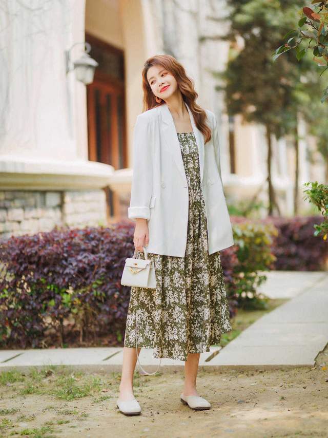 小蛮腰|初秋,2、30岁小姑娘这样穿,衬衫配印花裙简约洋气,氛围感十足