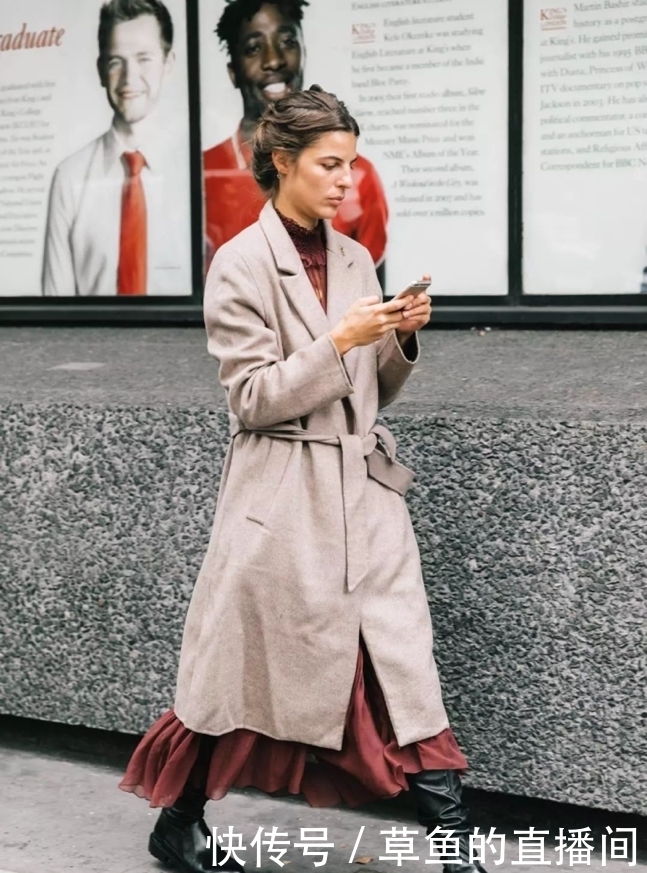 风衣下面不一定穿裤子,今年流行这样穿,显高又时髦,拯救小个子