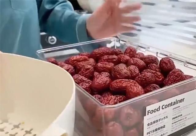 “强迫症”姑娘整理冰箱,食材严格收纳归类,网友:引起舒适