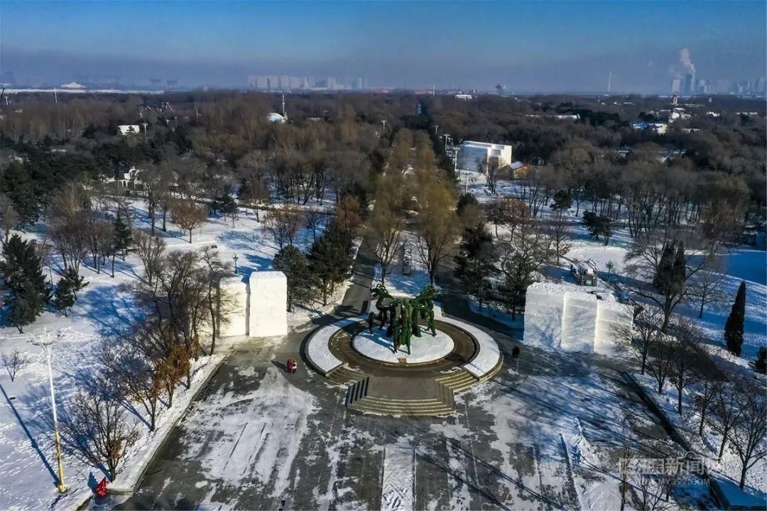 探秘|太阳岛雪博会：还没开雕，堆雪已经很壮观丨手机记者带你探秘