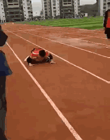 |搞笑GIF:霸气了我的姐 这辈子见过最拉风的走路姿势