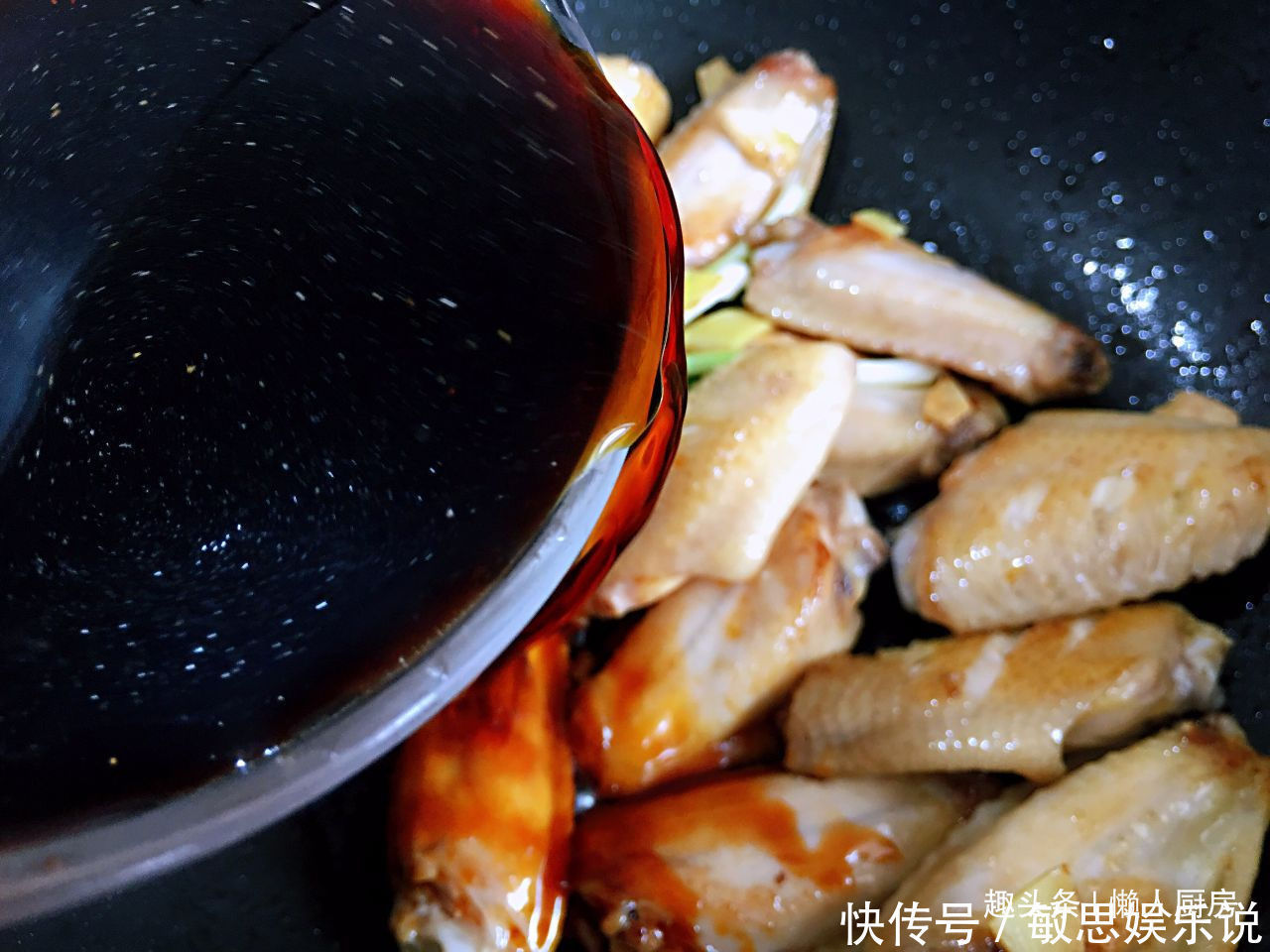 特别|教你鸡翅的特别做法,把水换成它,烧出来的鸡肉香味更浓