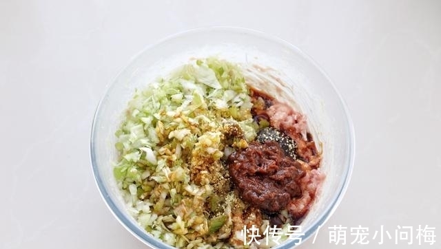 诀窍|蒸肉包子有诀窍，调馅时多做这一步，皮软馅香直冒汁儿，好吃到爆