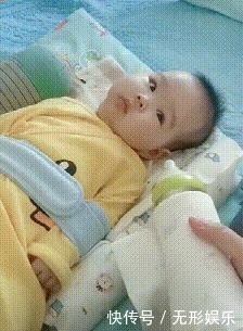 捆绑|宝宝被妈妈“捆绑”喂奶,宝宝扭头拒绝萌翻了,网友笑称士可杀不可辱