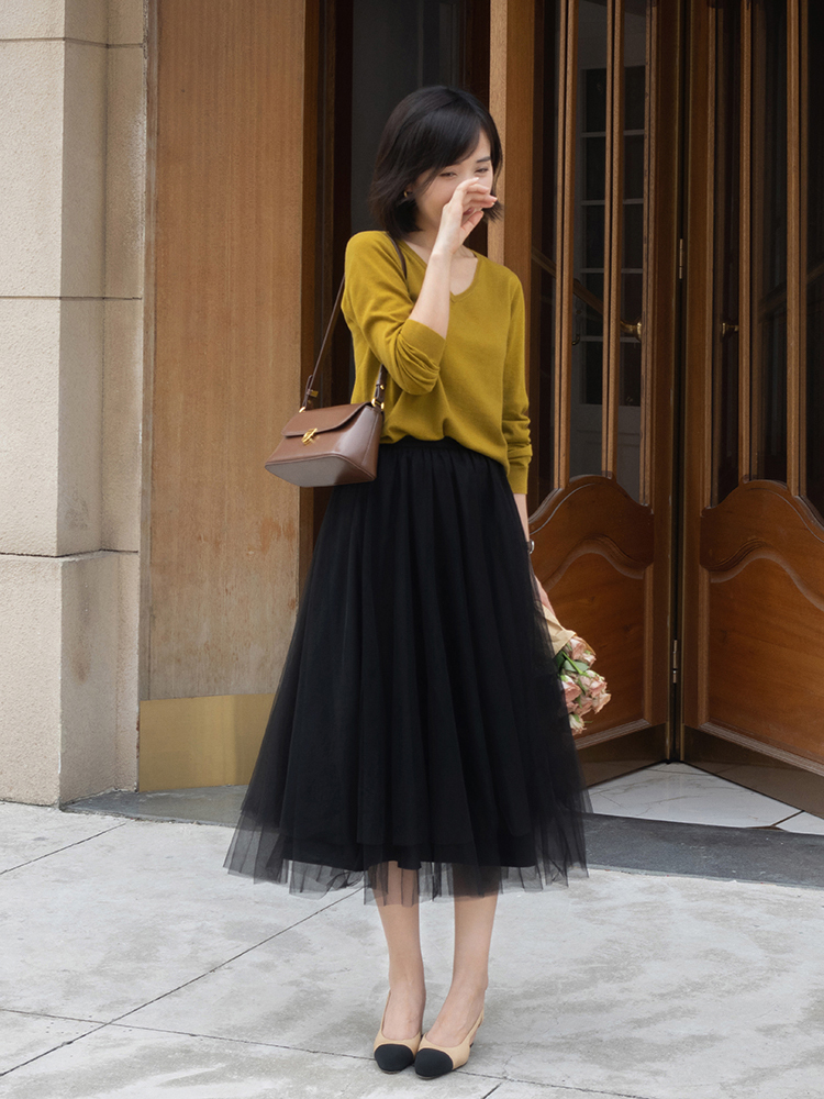 针织开衫|30+的女性怎么穿才好看,用粗条纹针织衫配薄纱半身裙,高级优雅