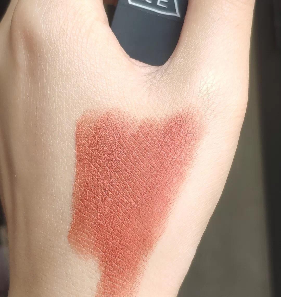 凶色 众所周知,脏橘色口红早过时了,今年最显白的是这5支“奶凶色”