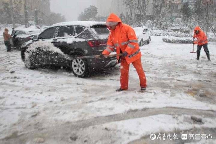 风雪|济南风雪袭城，环卫工人冒雪作业