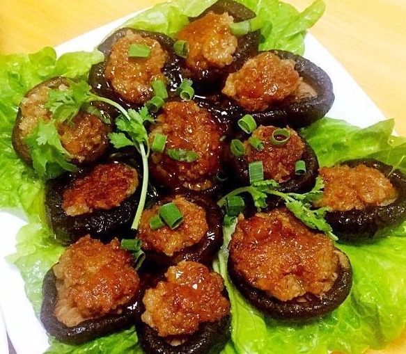 在家请客做的几道家常菜招待,道道色香味俱全,客人吃了连连称赞