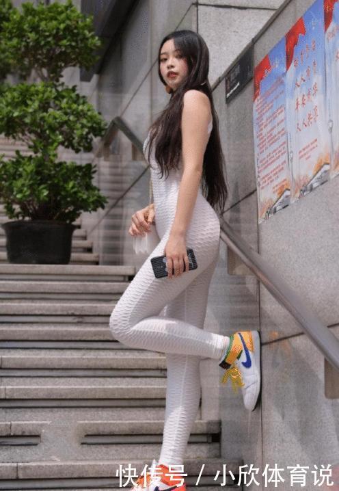 时尚的女孩就是懂穿搭,一件白色连体裤搭配双色鞋,让人入心入肺