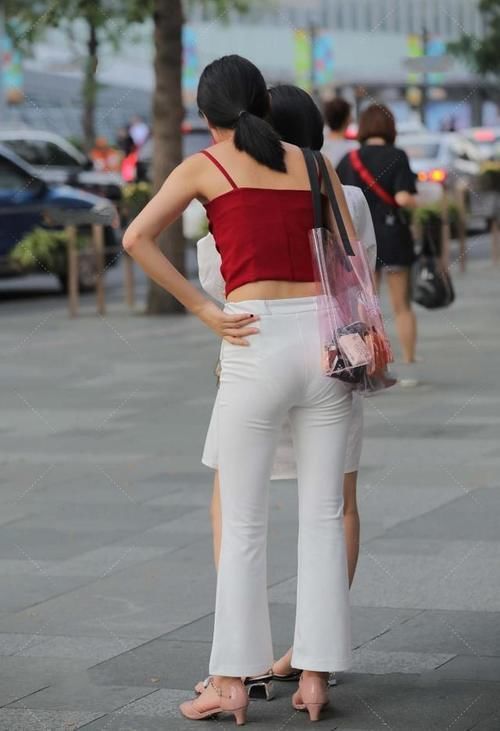喇叭裤加短款背心,红与白的相撞,展现优雅高贵