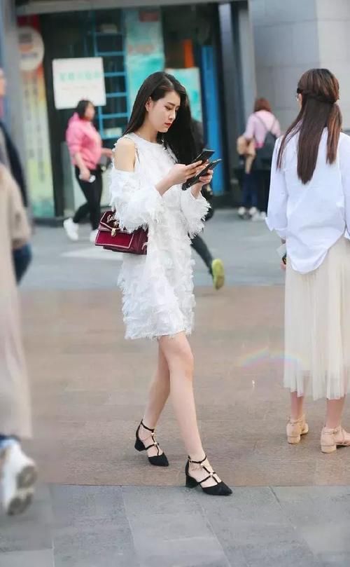 小蛮腰|小姐姐柔美的休闲装，搭配黑色风衣，尽显青春活力的美感