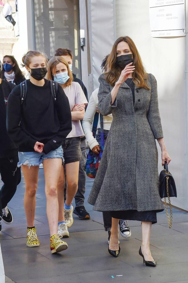 朱莉|46岁朱莉太美了! 穿黑色皮裙秀好身材, 网友: 姐姐好辣