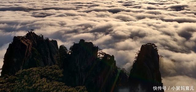 安徽黄山风景区现惊现瀑布流云和霞海景观