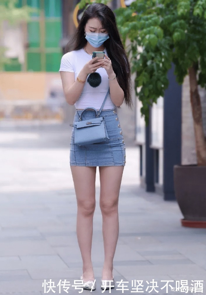 短袖|白色短袖圆领T恤,搭配时尚牛仔裙,展现出清新脱俗的一面