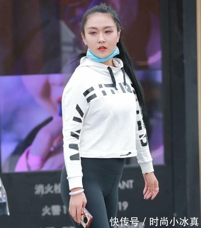 运动风格 白色连帽衫,搭配黑色瑜伽裤,尽显美女傲人身姿